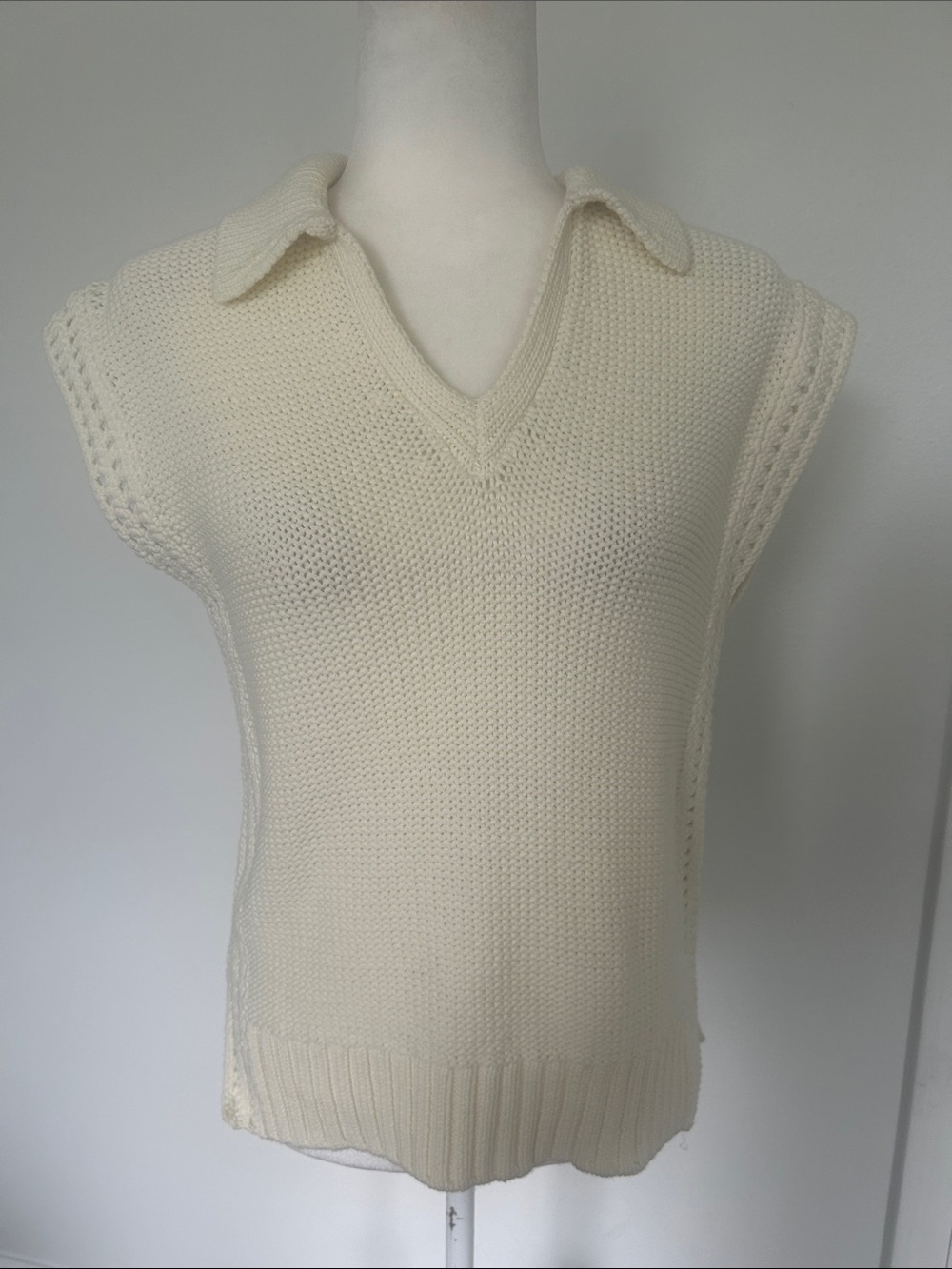 Michael Stars Cream V-Neck Knit Sweater Vest with Collar. Size XS